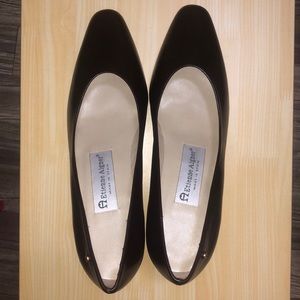 Nwot Etienne Aigner Size 7 leather Heels Brown